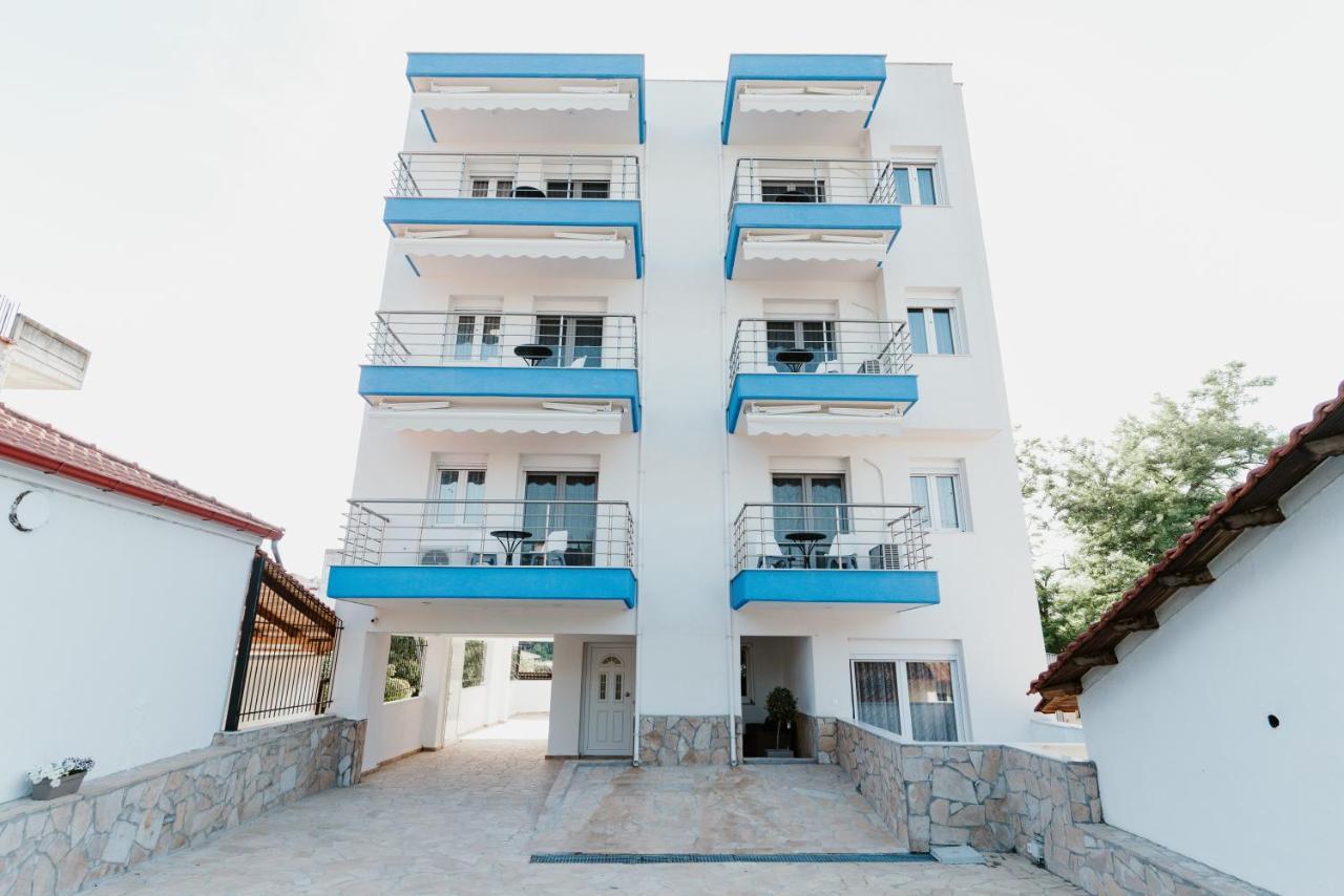 Blue And White Luxury Suites Nea Kallikrateia Exteriör bild