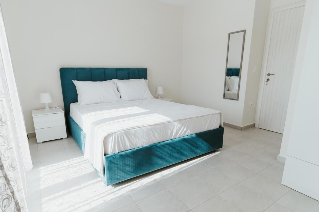 Blue And White Luxury Suites Nea Kallikrateia Exteriör bild
