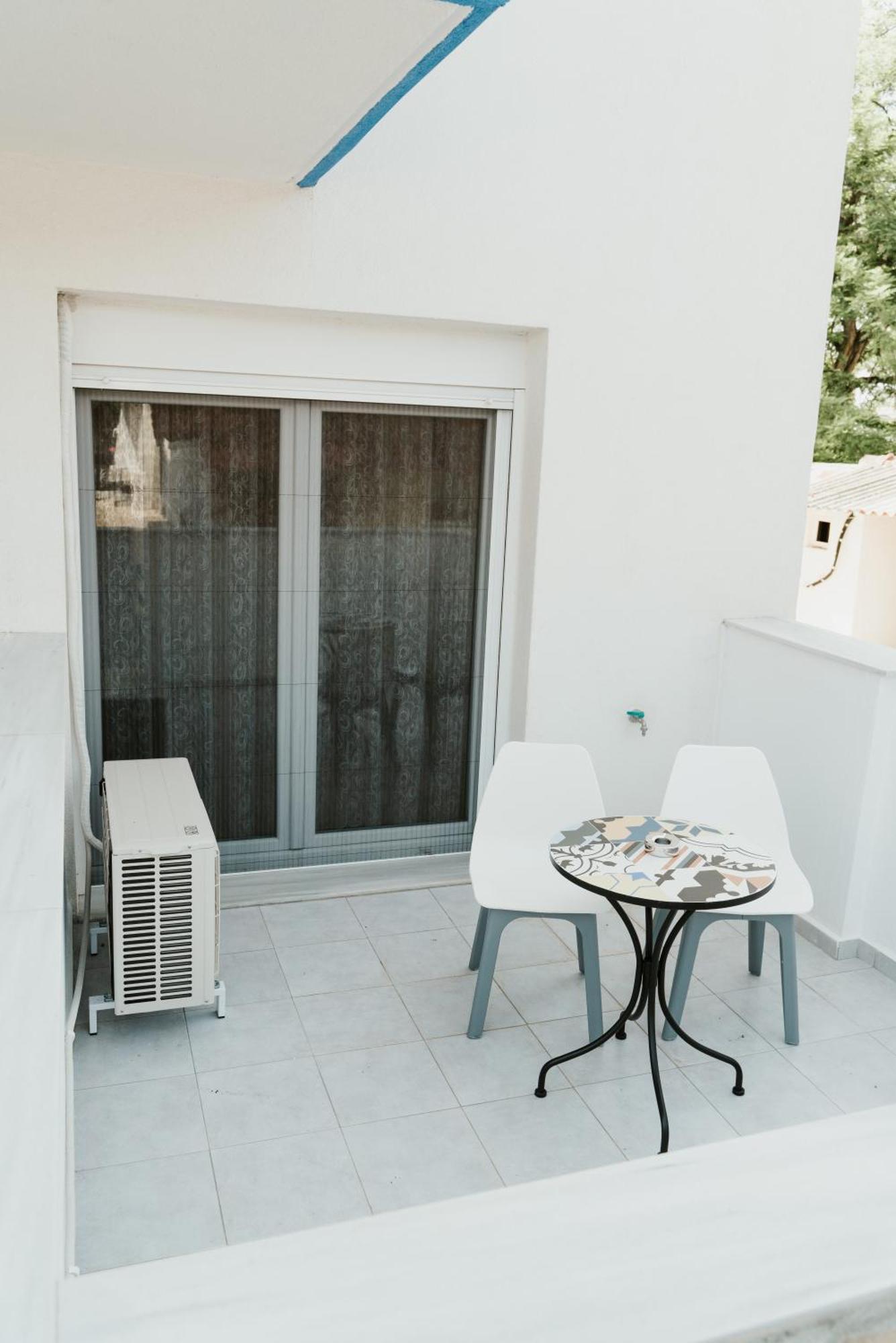 Blue And White Luxury Suites Nea Kallikrateia Exteriör bild