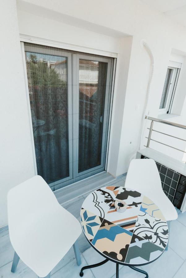 Blue And White Luxury Suites Nea Kallikrateia Exteriör bild