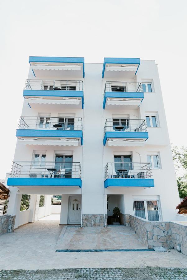 Blue And White Luxury Suites Nea Kallikrateia Exteriör bild