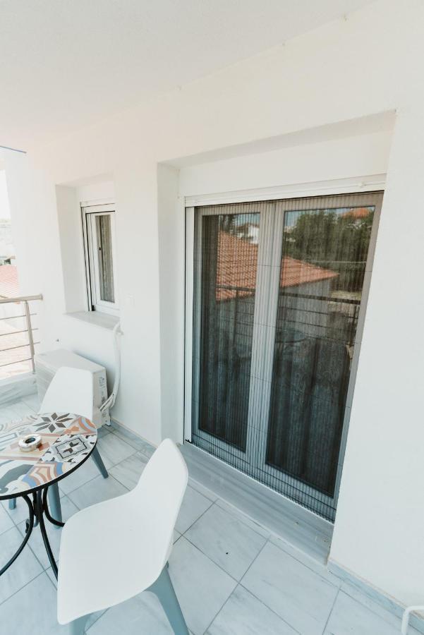 Blue And White Luxury Suites Nea Kallikrateia Exteriör bild