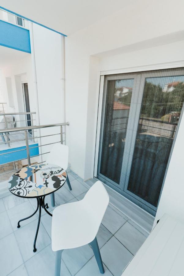 Blue And White Luxury Suites Nea Kallikrateia Exteriör bild