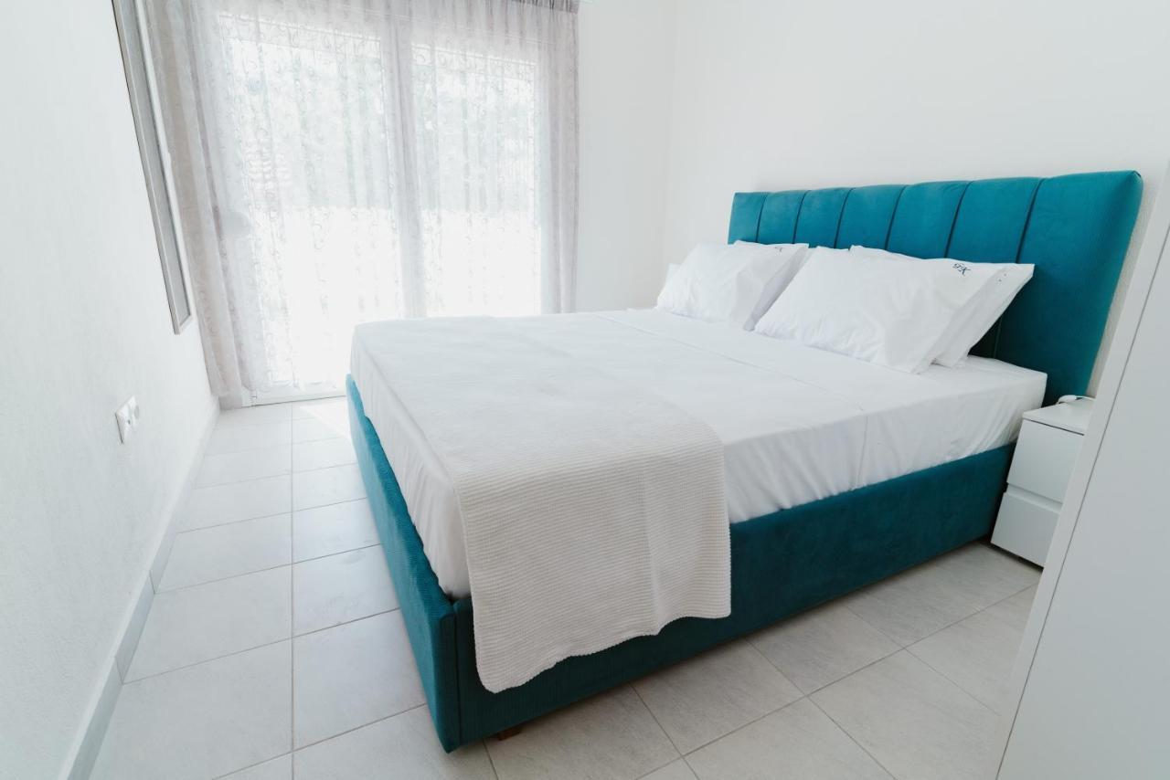 Blue And White Luxury Suites Nea Kallikrateia Exteriör bild