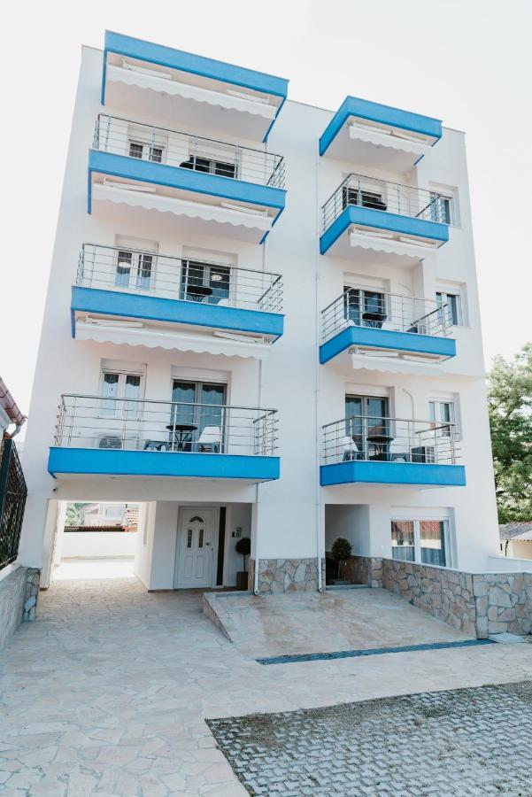 Blue And White Luxury Suites Nea Kallikrateia Exteriör bild